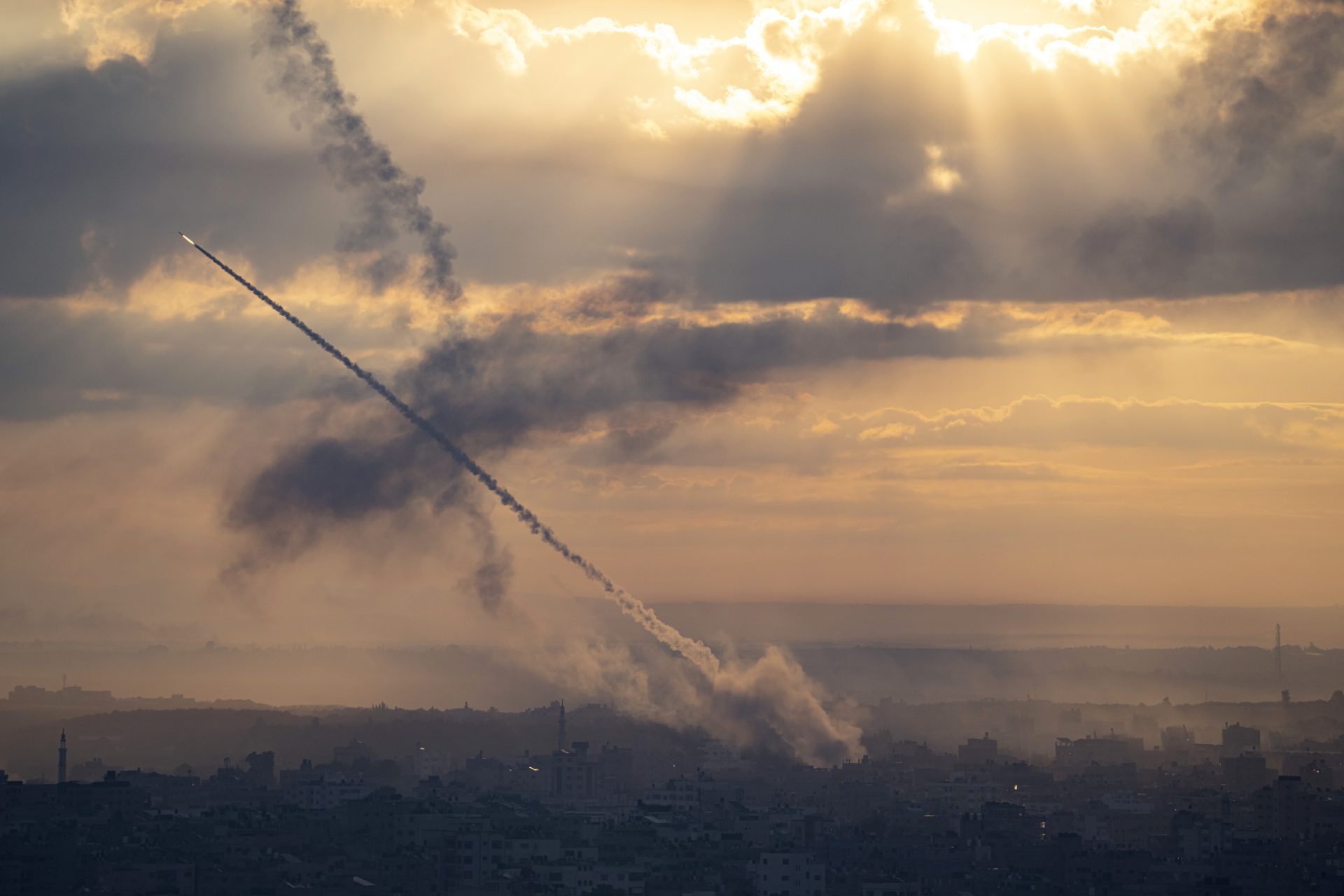 ガザからイスラエルに向けて発射されたロケット弾の写真