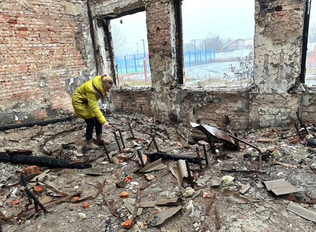 ロシア軍の攻撃でまる焼けになったハルキウ市の教育施設の写真