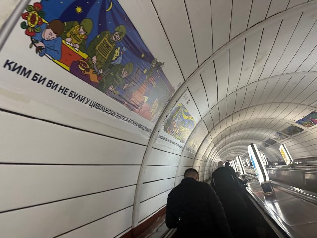 ウクライナの地下鉄駅構内に貼られた、市民兵士を応援するポスターの写真