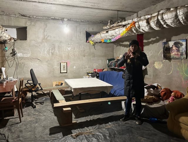 ハルキウの住民らが地下壕に作った即席の教室の写真